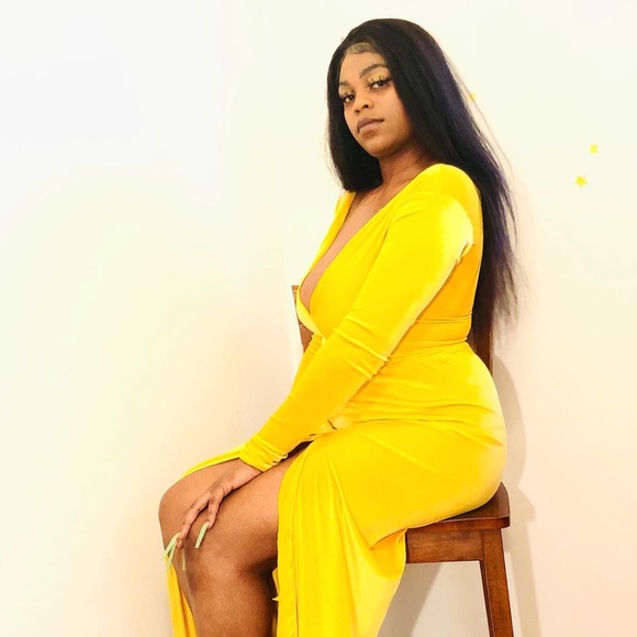 Yellow velvet gown - Picture 2 of 8